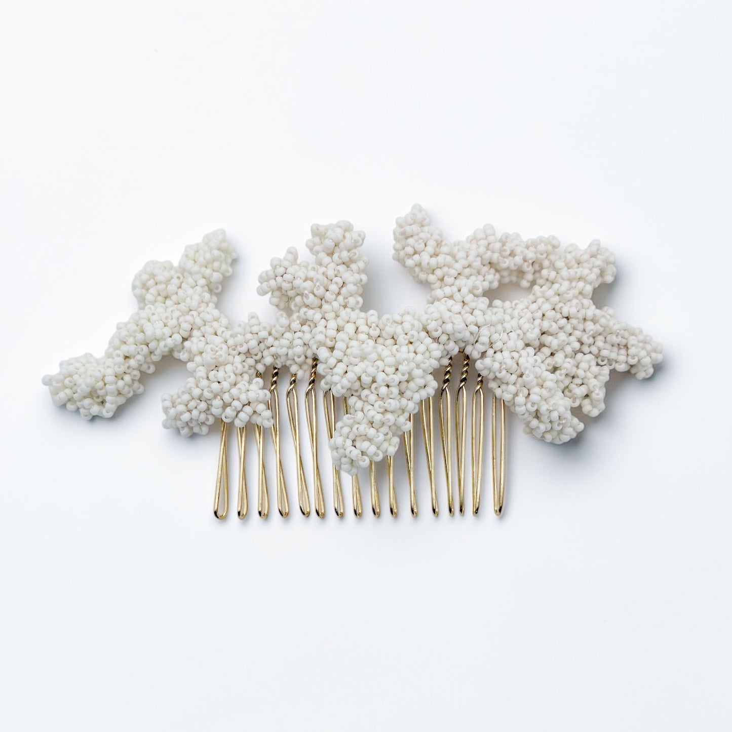 Accessoire de cheveux Océane — Peigne ornemental corail brodé — accessoire mariage artisanal — Les Majestés