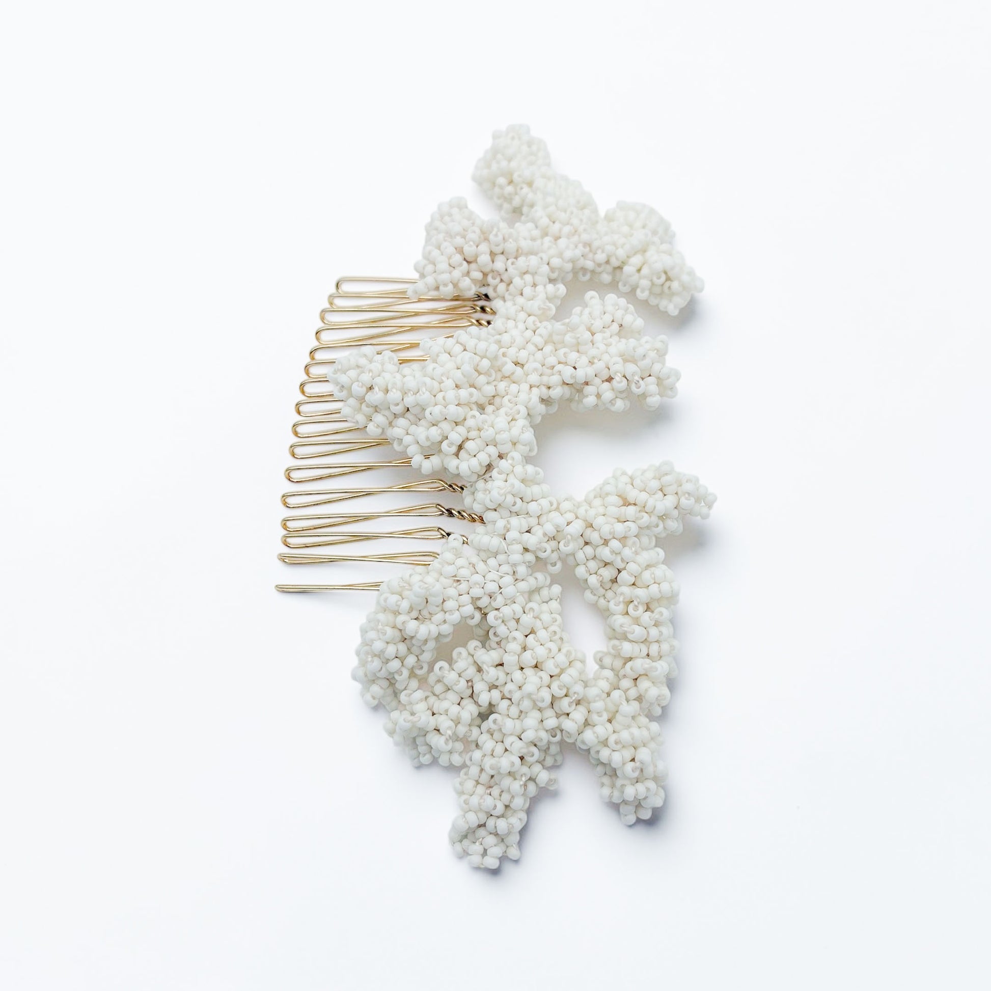 Accessoire de cheveux Océane — Peigne ornemental corail brodé — accessoire mariage artisanal — Les Majestés
