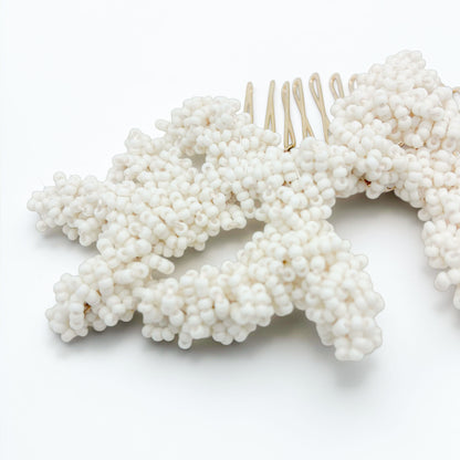 Accessoire de cheveux Océane — Peigne ornemental corail brodé — accessoire mariage artisanal — détail matière — Les Majestés
