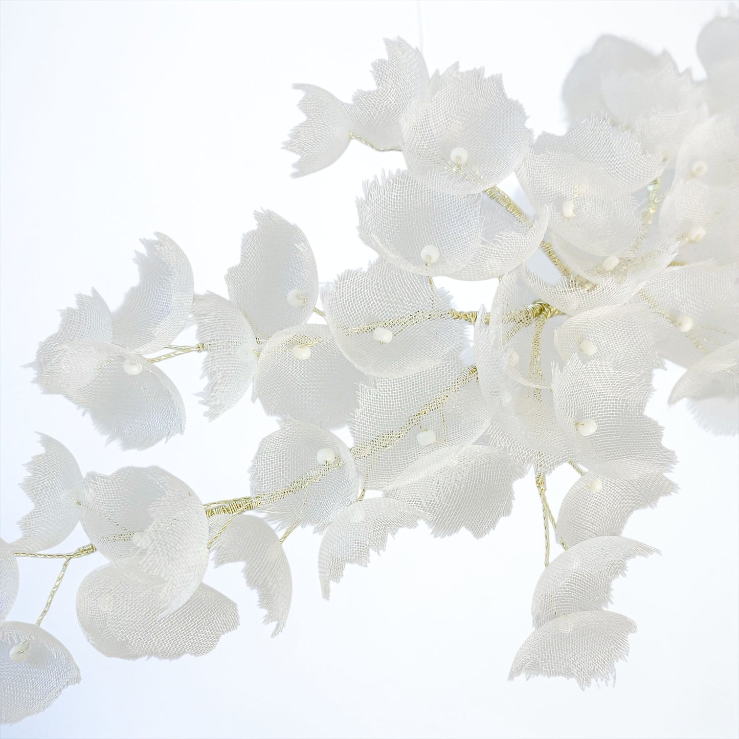 Ornement floral en soie LILY — accessoire de cheveux artisanal — mariage — détail matière — Les Majestés