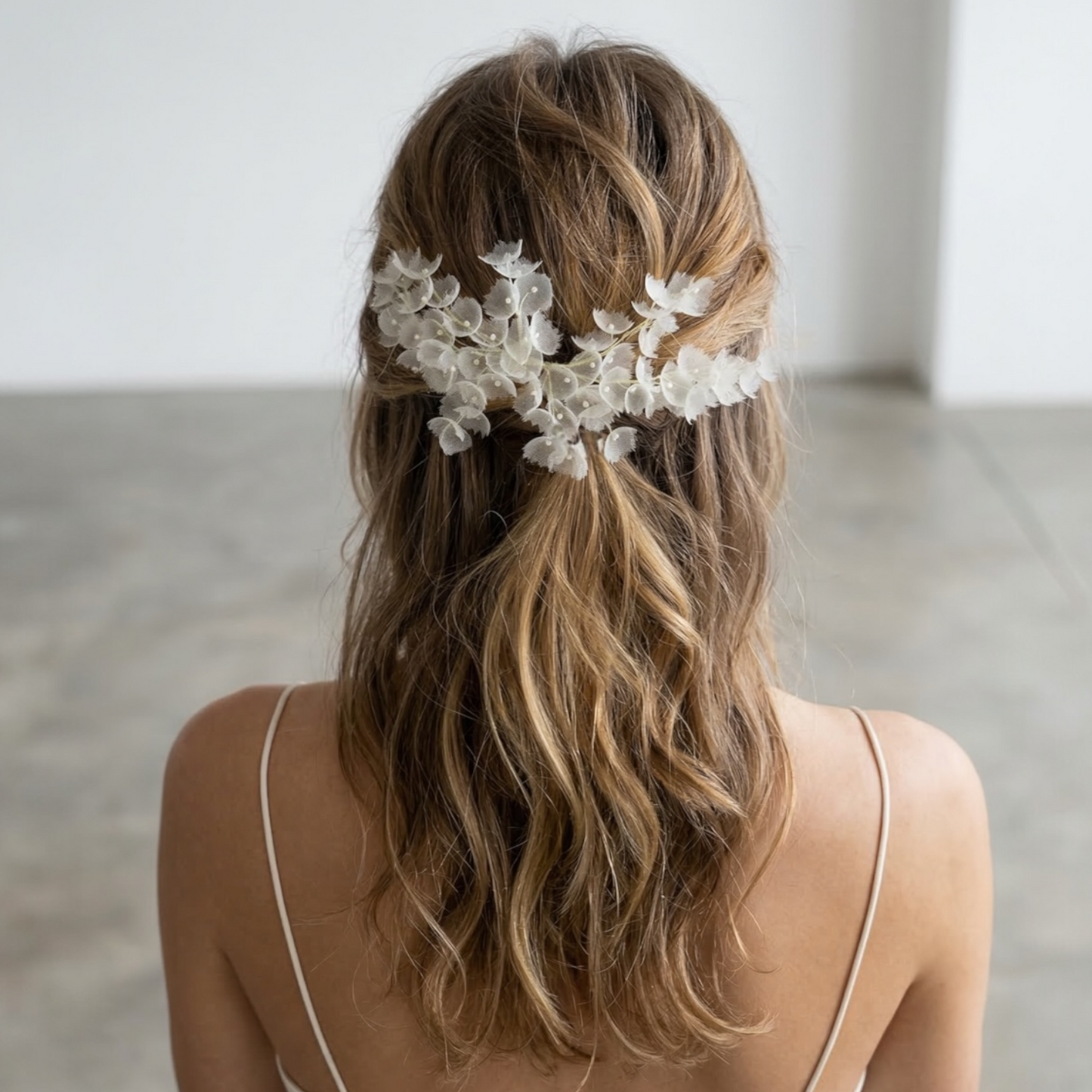 Ornement floral en soie LILY — accessoire de cheveux artisanal — mariage — vue portée — Les Majestés
