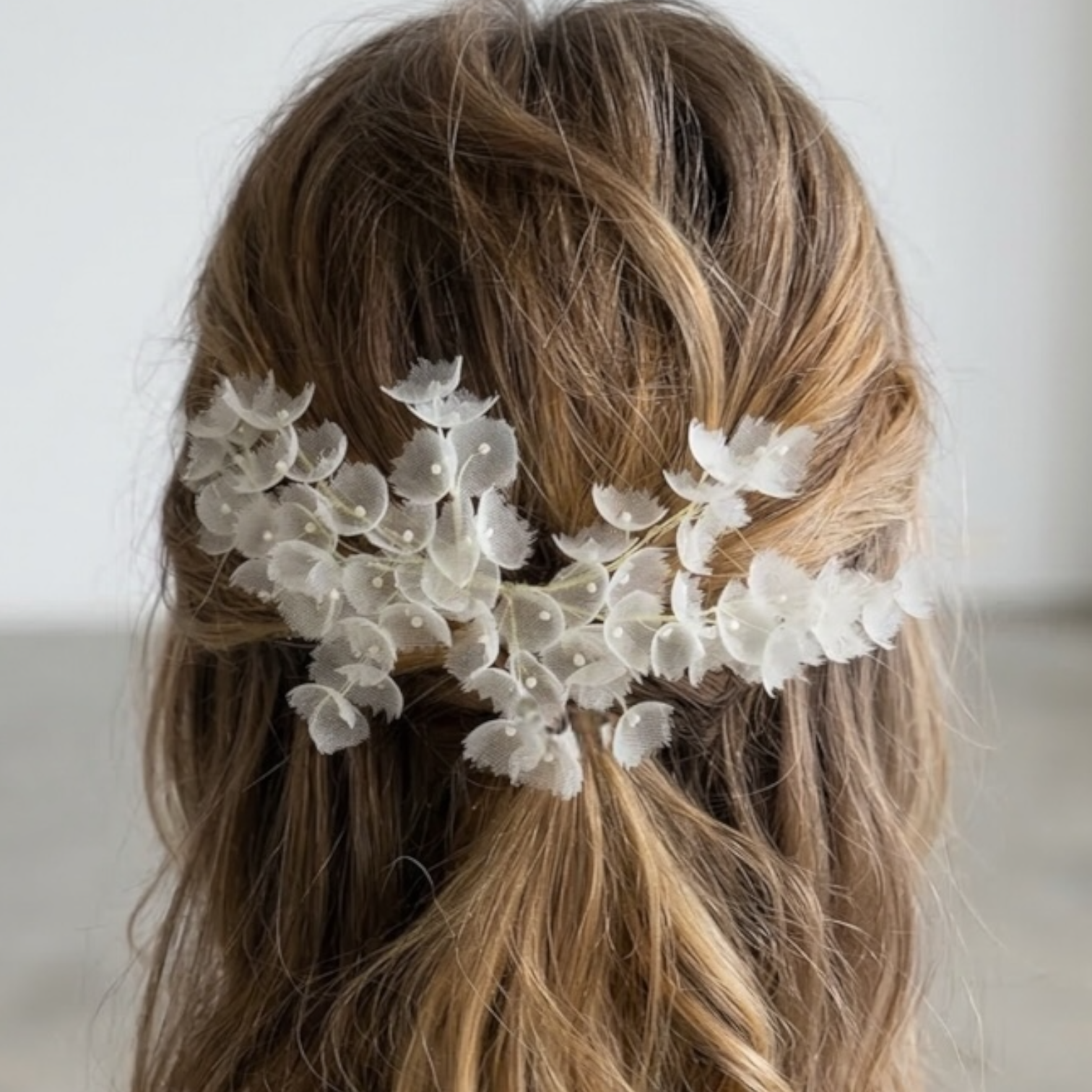 Ornement floral en soie LILY — accessoire de cheveux artisanal — mariage —  vue portée — Les Majestés