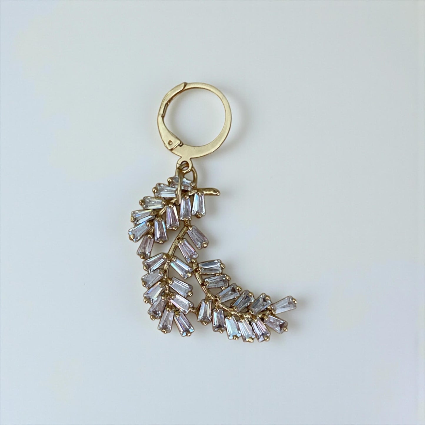 Boucle solo Gaspard — Boucle d'oreille unique branche de zircons — Bijou couture mariage artisanal — Les Majestés