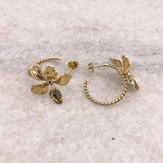 Boucles créoles Caro — Boucles créoles torsadées et fleur dorée — Bijou mariée Couture artisanal — Les Majestés