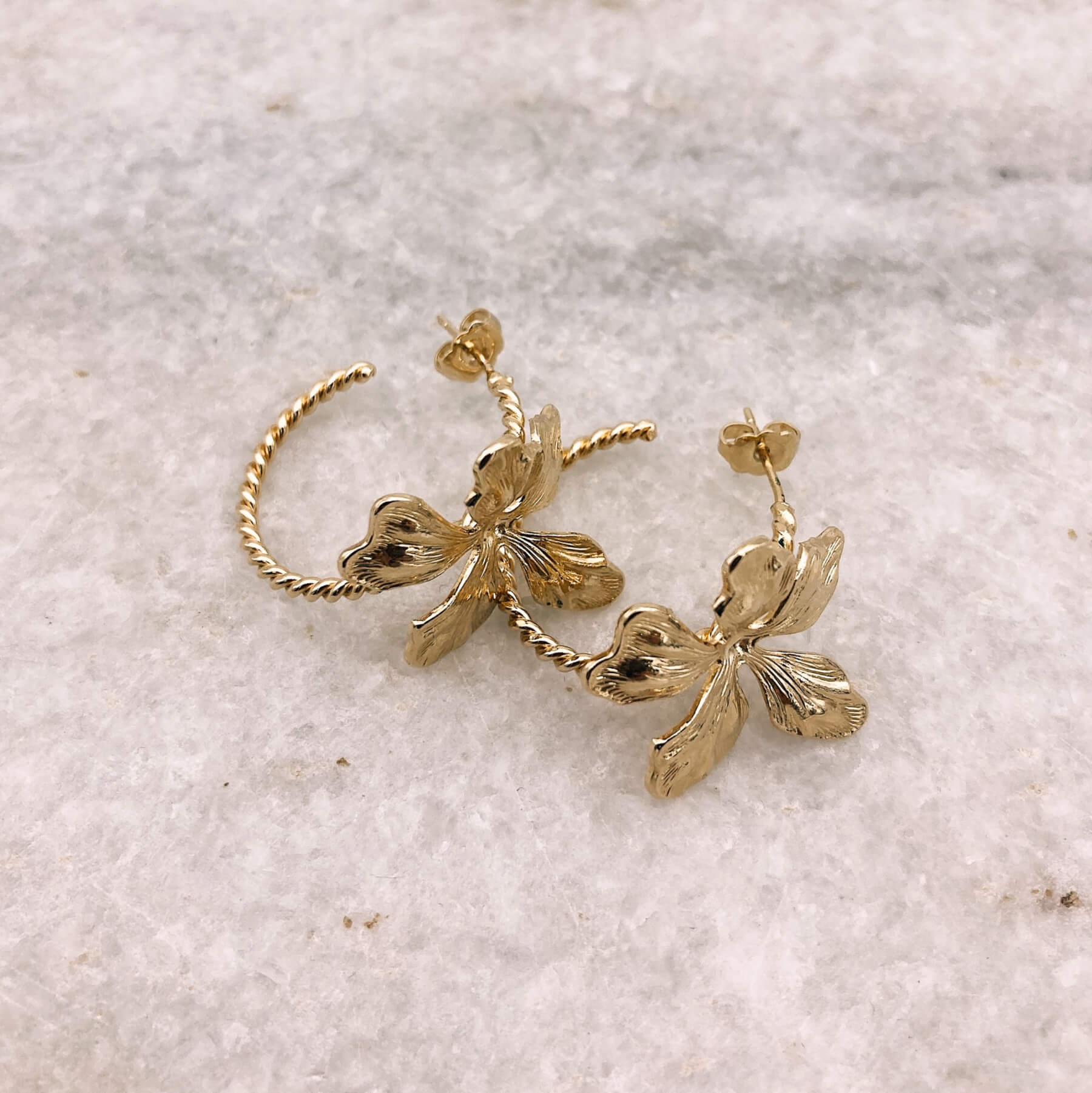 Boucles créoles Caro — Boucles créoles torsadées et fleur dorée — Bijou mariage Couture artisanal — Les Majestés