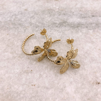 Boucles créoles Caro — Boucles créoles torsadées et fleur dorée — Bijou mariage Couture artisanal — Les Majestés