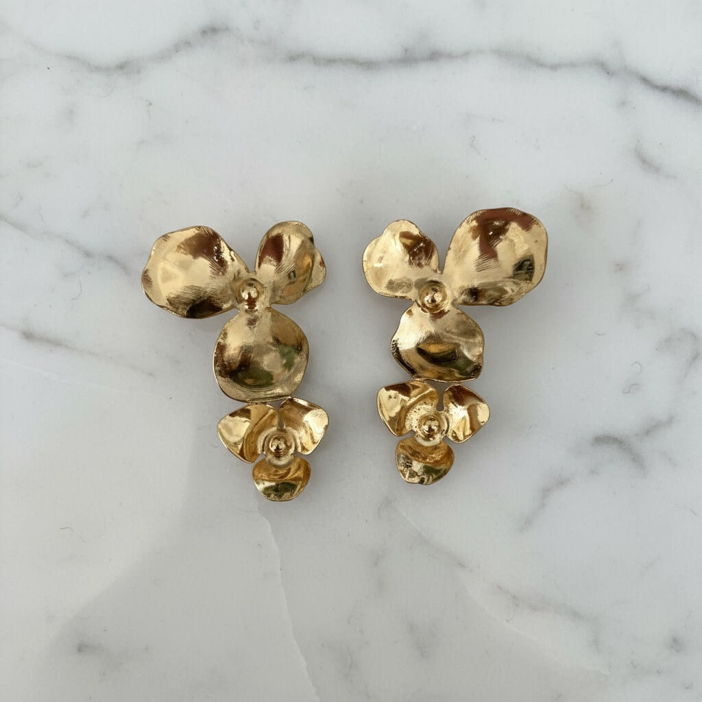 Boucles Little Percée — Boucles d’oreilles florales dorées — Bijou mariée Couture artisanal — Les Majestés