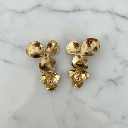 Boucles Little Percée — Boucles d’oreilles florales dorées — Bijou mariée Couture artisanal — Les Majestés