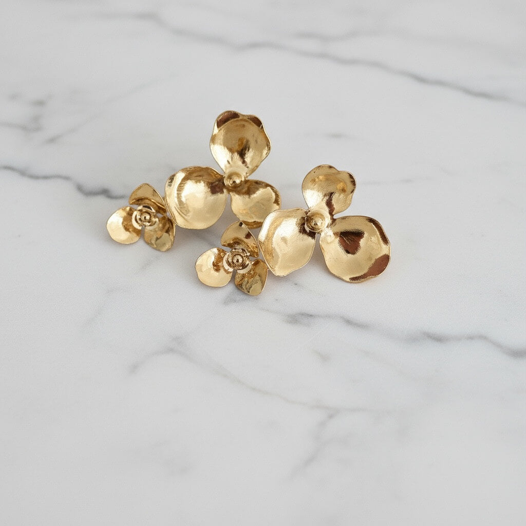 Boucles Little Percée — Boucles d’oreilles florales dorées — Bijou Mariage Couture artisanal — Les Majestés