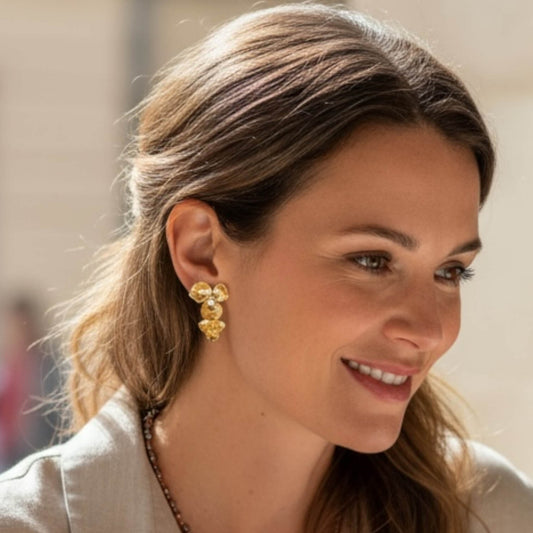 Boucles Little Percée — Boucles d’oreilles florales dorées — Bijou Mariage Couture artisanal — Vue portée — Les Majestés