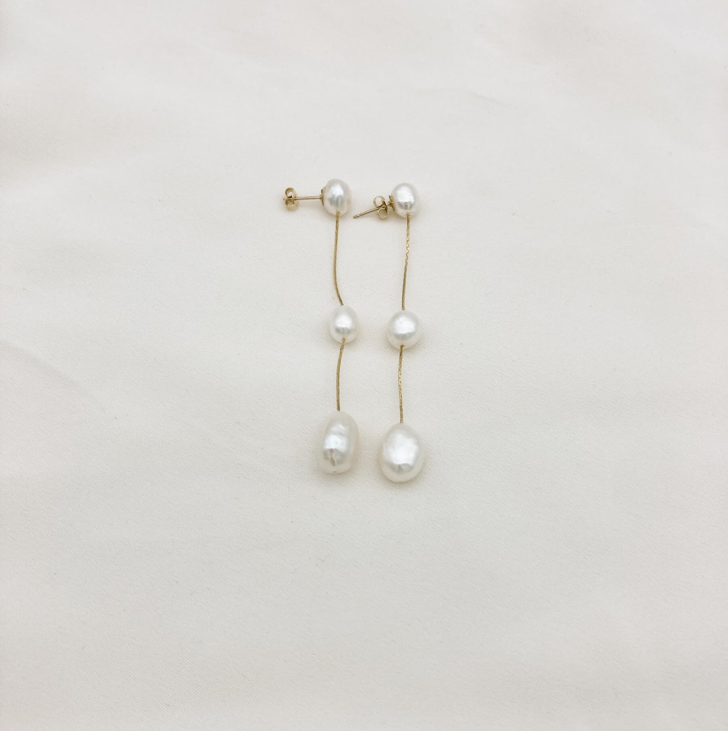 Boucles FWP longues dorée — Boucles d'oreilles longues perles d'eau douce — Bijou Mariage Couture artisanal — Les Majestés