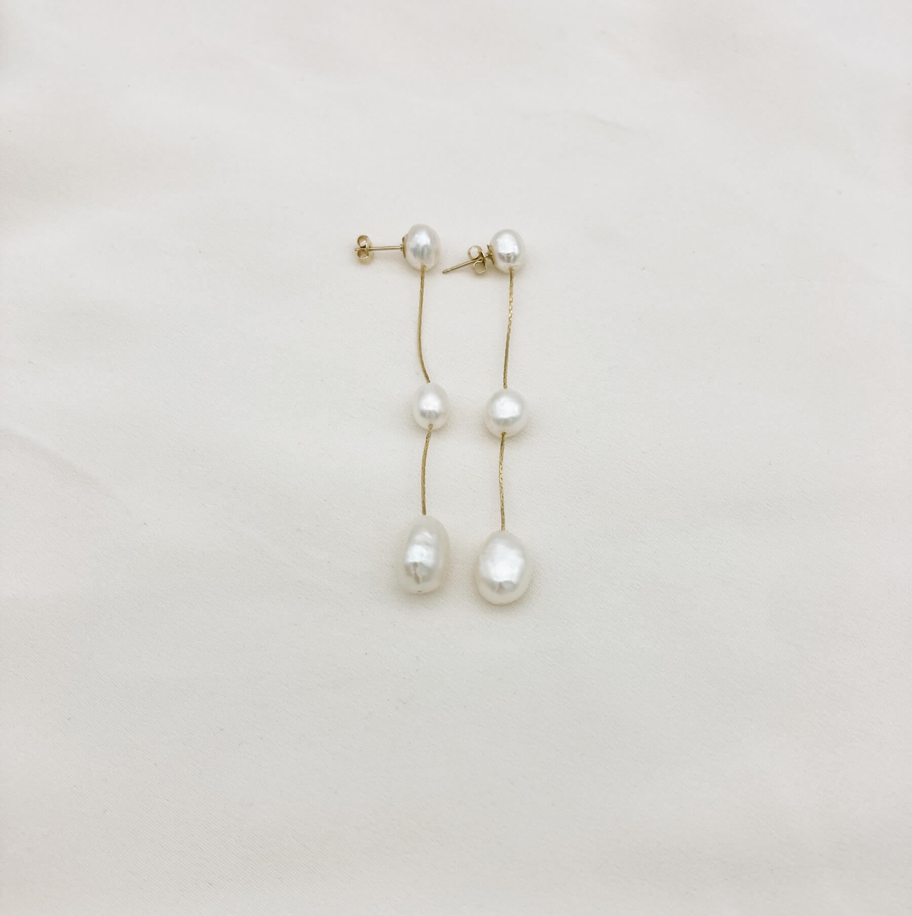 Boucles FWP longues dorée — Boucles d'oreilles longues perles d'eau douce — Bijou Mariage Couture artisanal — Les Majestés