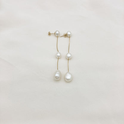Boucles FWP longues dorée — Boucles d'oreilles longues perles d'eau douce — Bijou Mariage Couture artisanal — Les Majestés