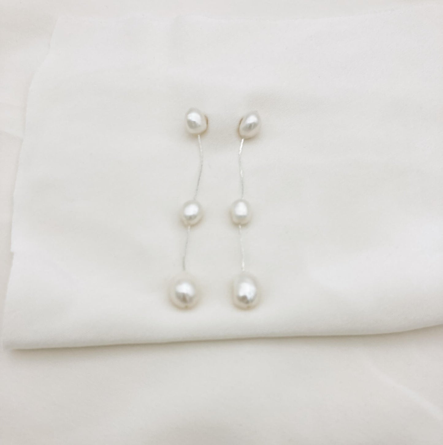 Boucles FWP longues argent — Boucles d'oreilles longues perles d'eau douce — Bijou Mariage Couture artisanal — Les Majestés