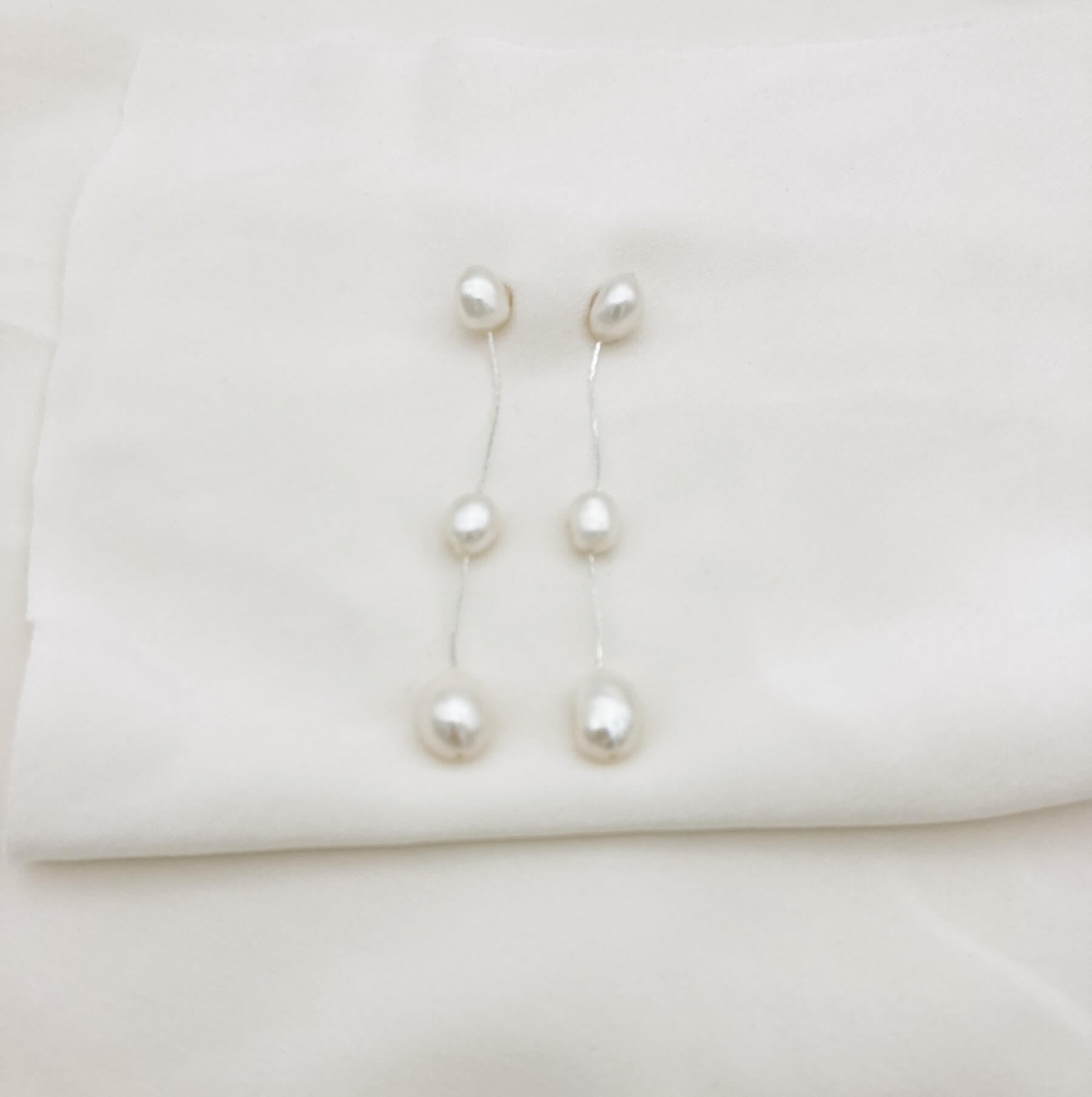 Boucles FWP longues argent — Boucles d'oreilles longues perles d'eau douce — Bijou Mariage Couture artisanal — Les Majestés
