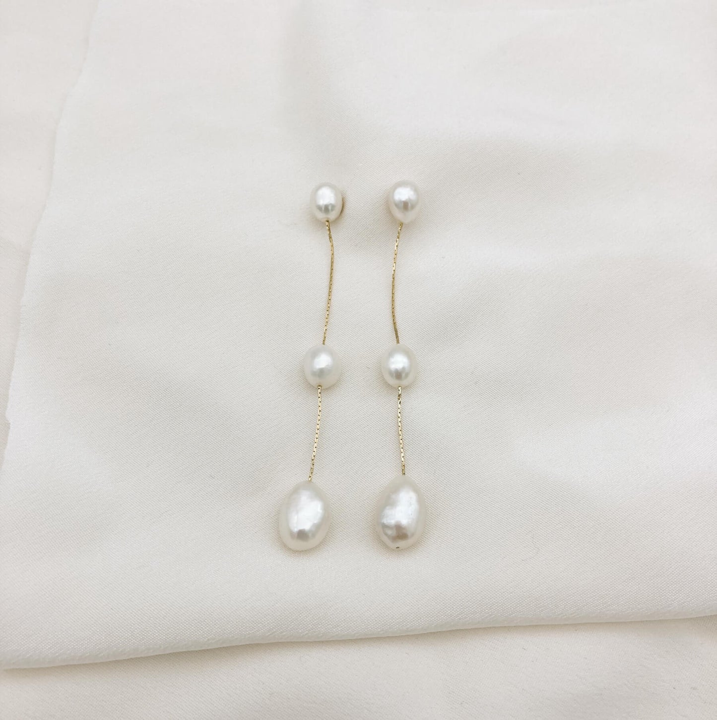 Boucles FWP longues dorée — Boucles d'oreilles longues perles d'eau douce — Bijou Mariée Couture artisanal — Les Majestés