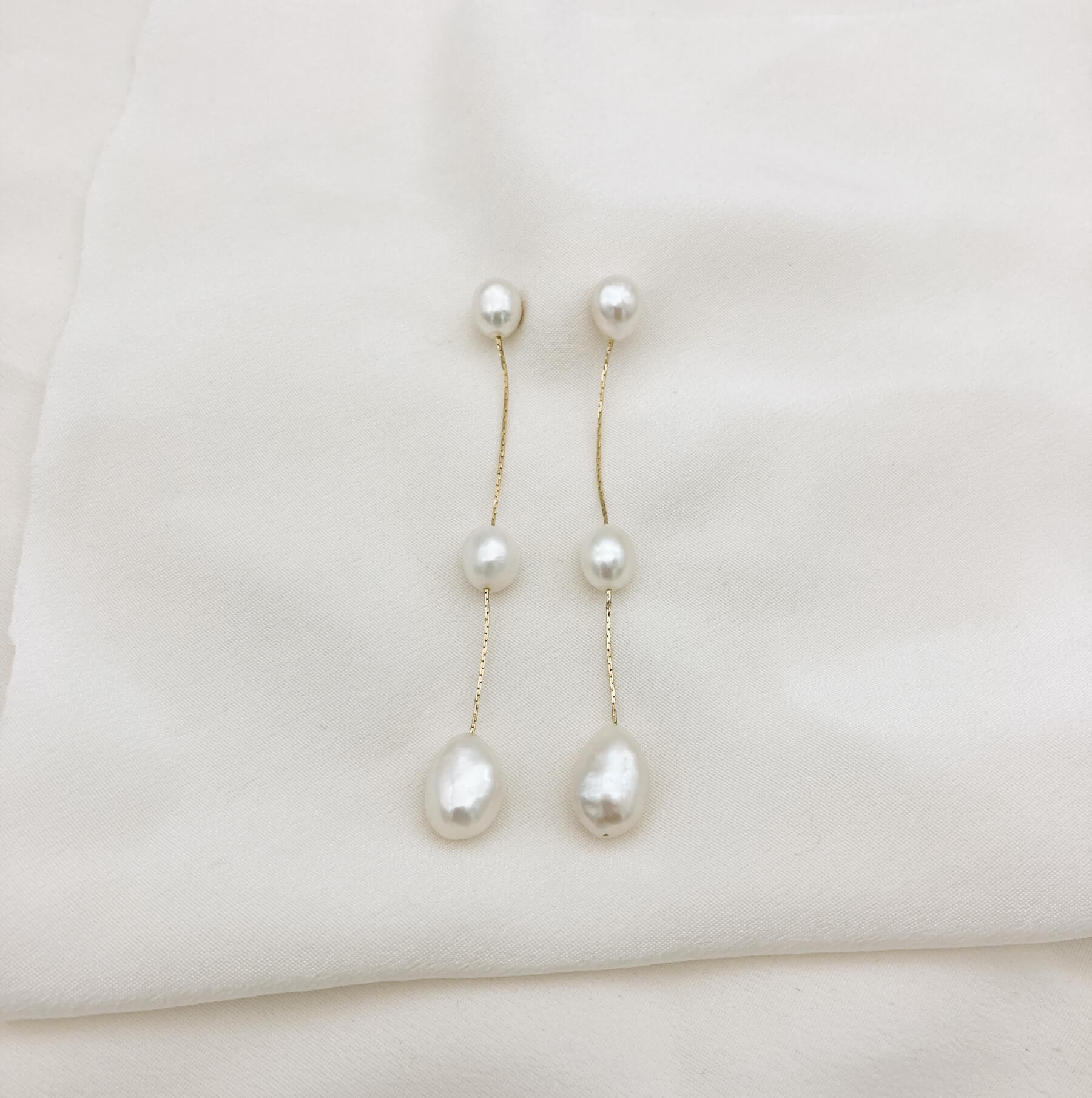 Boucles FWP longues dorée — Boucles d'oreilles longues perles d'eau douce — Bijou Mariée Couture artisanal — Les Majestés