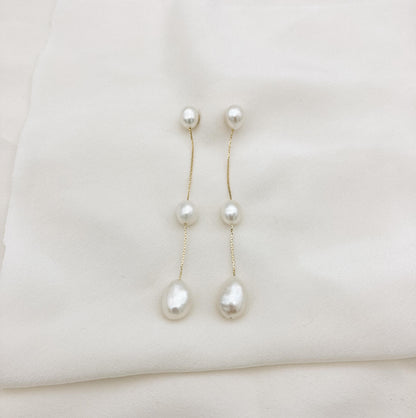 Boucles FWP longues dorée — Boucles d'oreilles longues perles d'eau douce — Bijou Mariée Couture artisanal — Les Majestés
