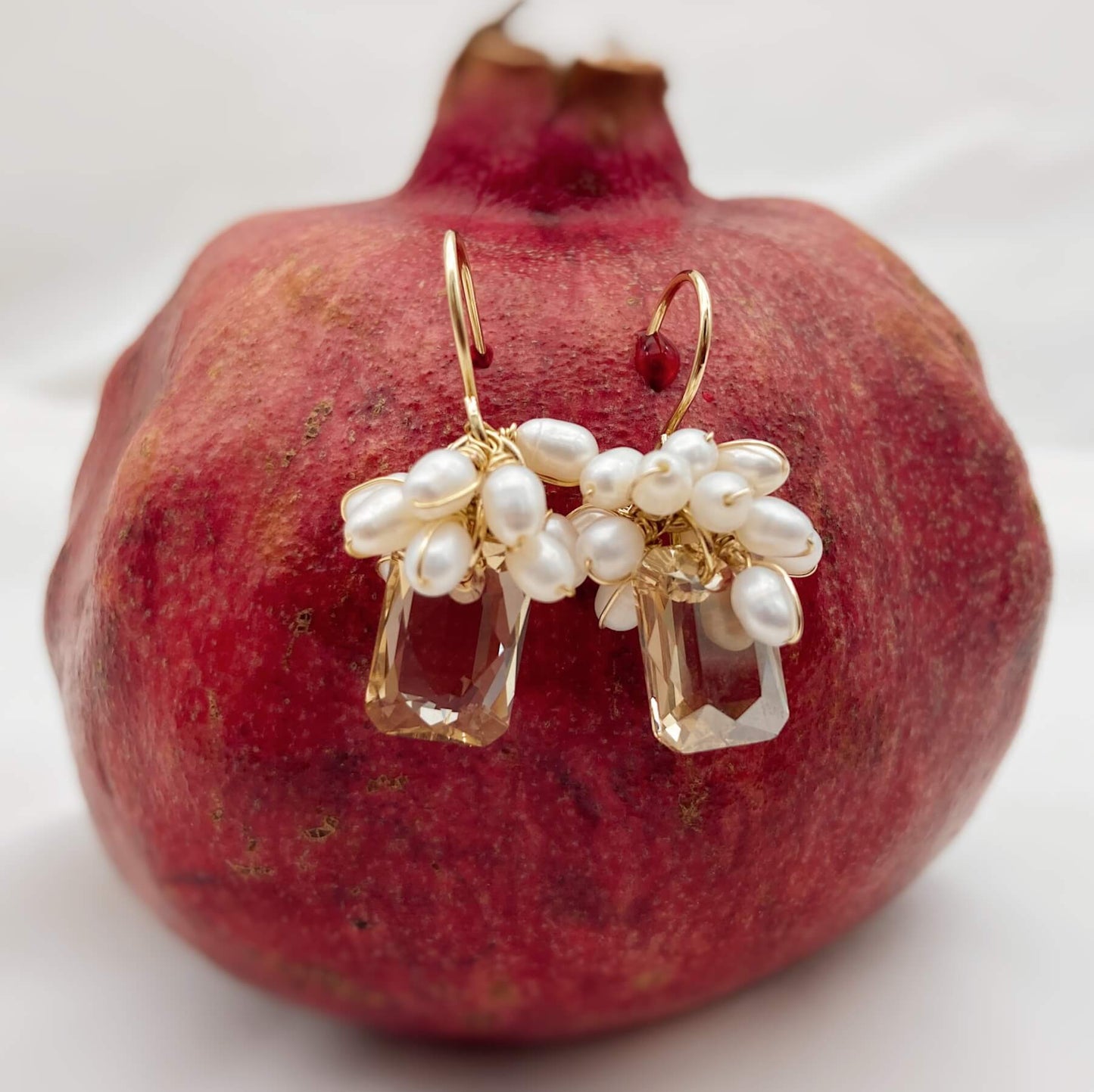 Boucles Adrien — BBoucles d'oreilles perles d'eau douce et cristal golden shadow — Bijou couture mariage artisanal— Les Majestés