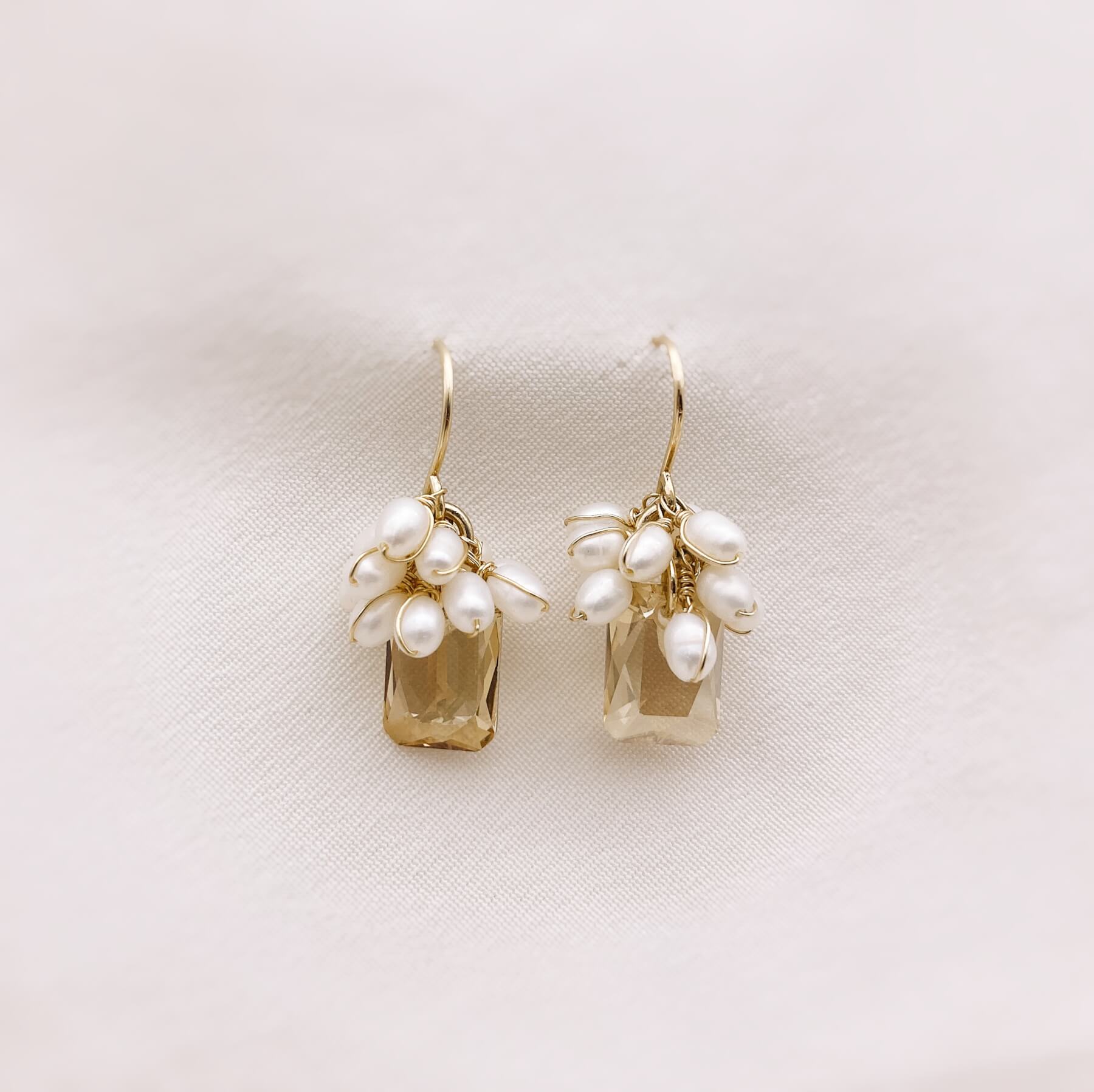 Boucles Adrien — BBoucles d'oreilles perles d'eau douce et cristal golden shadow — Bijou couture mariage artisanal — Les Majestés