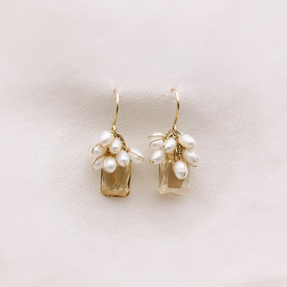 Boucles Adrien — BBoucles d'oreilles perles d'eau douce et cristal golden shadow — Bijou couture mariage artisanal — Les Majestés