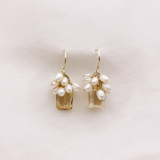 Boucles Adrien — BBoucles d'oreilles perles d'eau douce et cristal golden shadow — Bijou couture mariage artisanal — Les Majestés