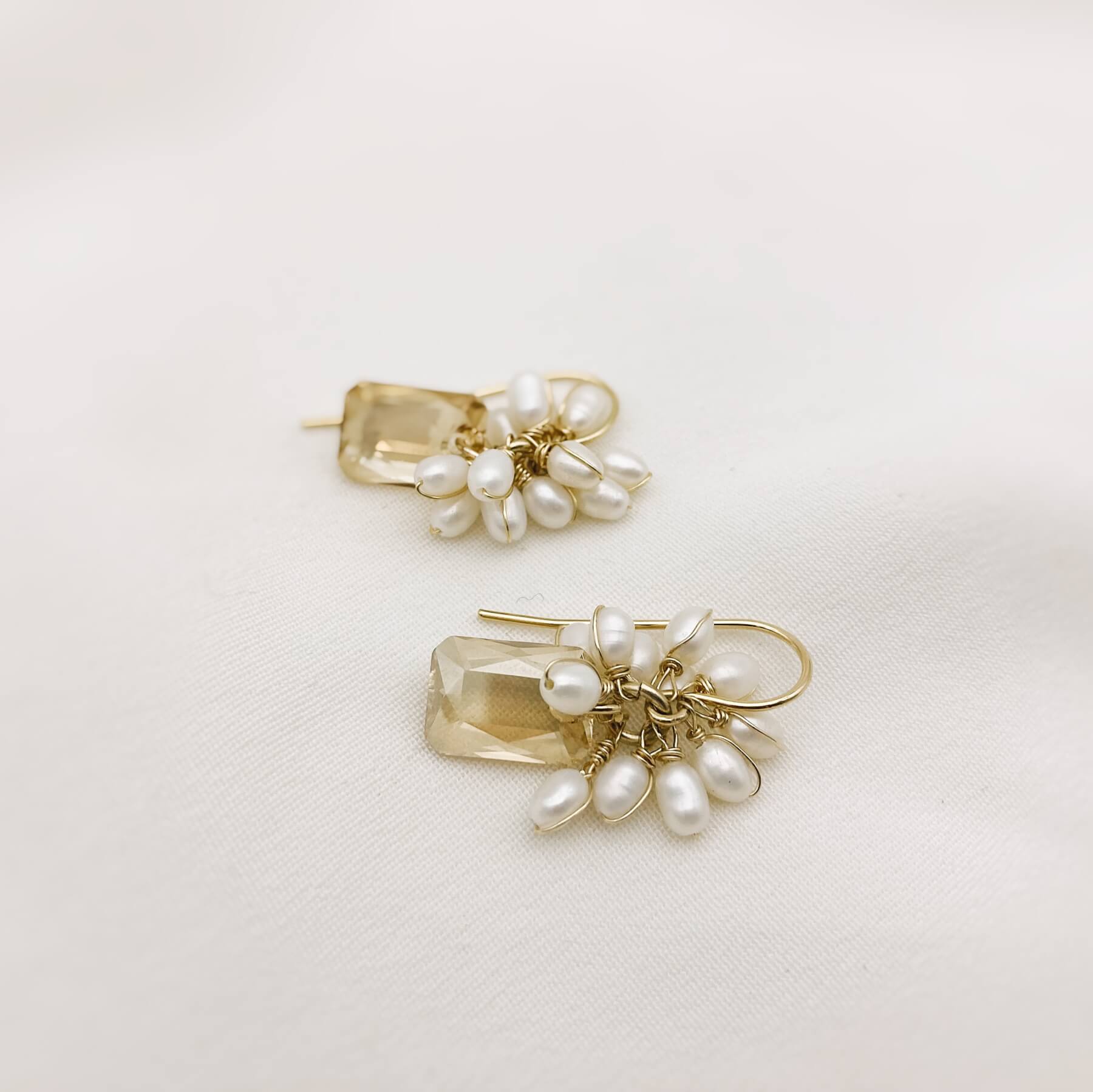 Boucles Adrien — BBoucles d'oreilles perles d'eau douce et cristal golden shadow — Bijou couture mariage artisanal — Les Majestés