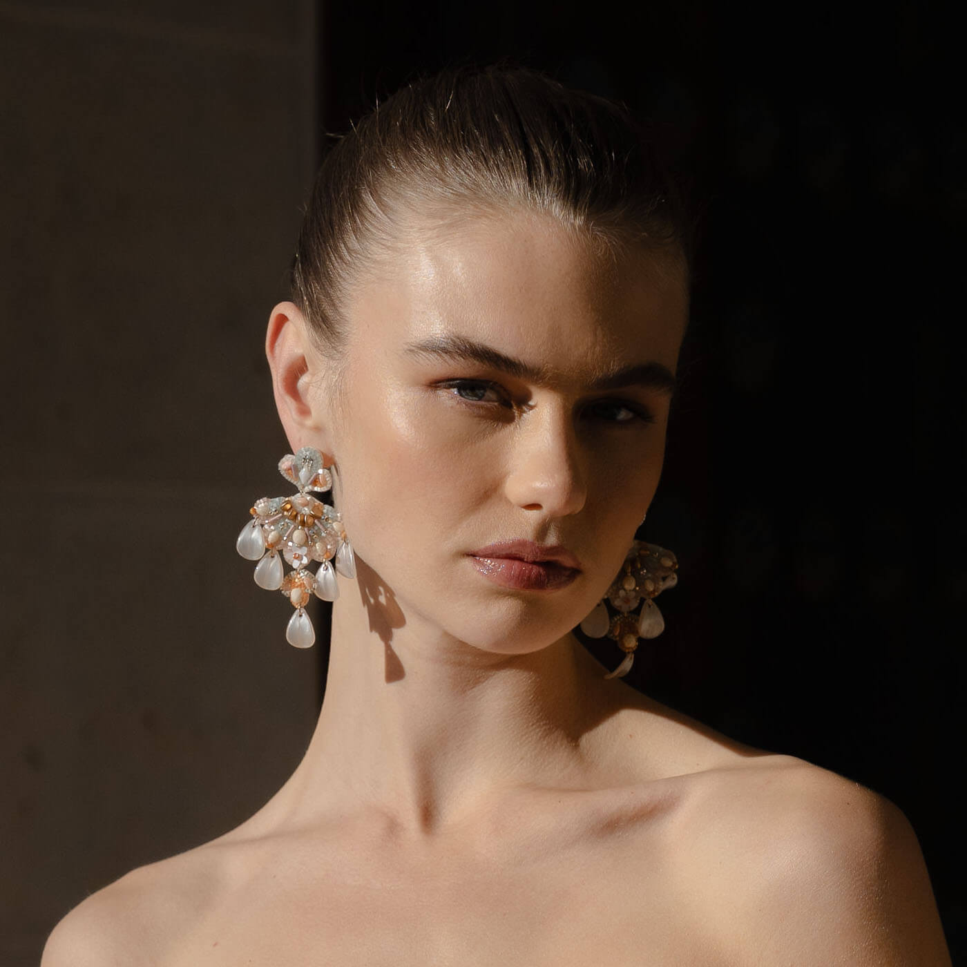 Boucles Asmée nude — Boucles d'oreilles brodées et pétales — Bijou Mariée Couture artisanal — Vue portée — Les Majestés