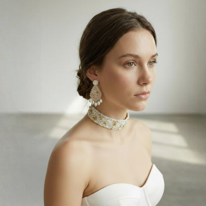 Boucles Aurora — Boucles d'oreilles brodées perles & cristaux — bijou couture artisanal — Vue portée — Les Majestés