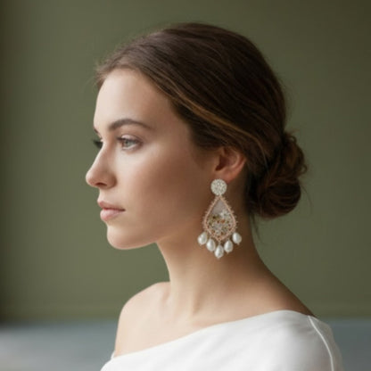 Boucles Aurora — Boucles d'oreilles brodées perles & cristaux — bijou couture artisanal — Vue portée — Les Majestés