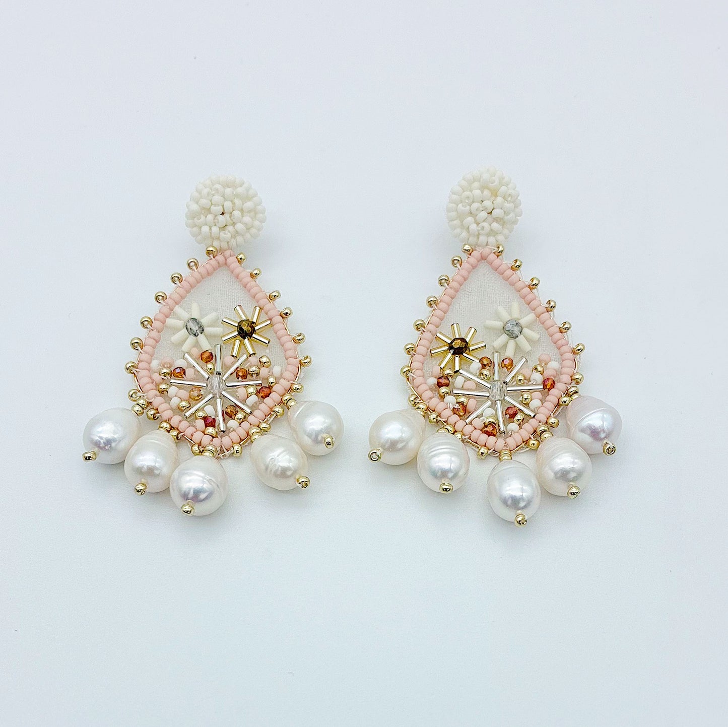 Boucles Aurora — Boucles d'oreilles brodées perles & cristaux — bijou couture artisanal — Vue détail — Les Majestés