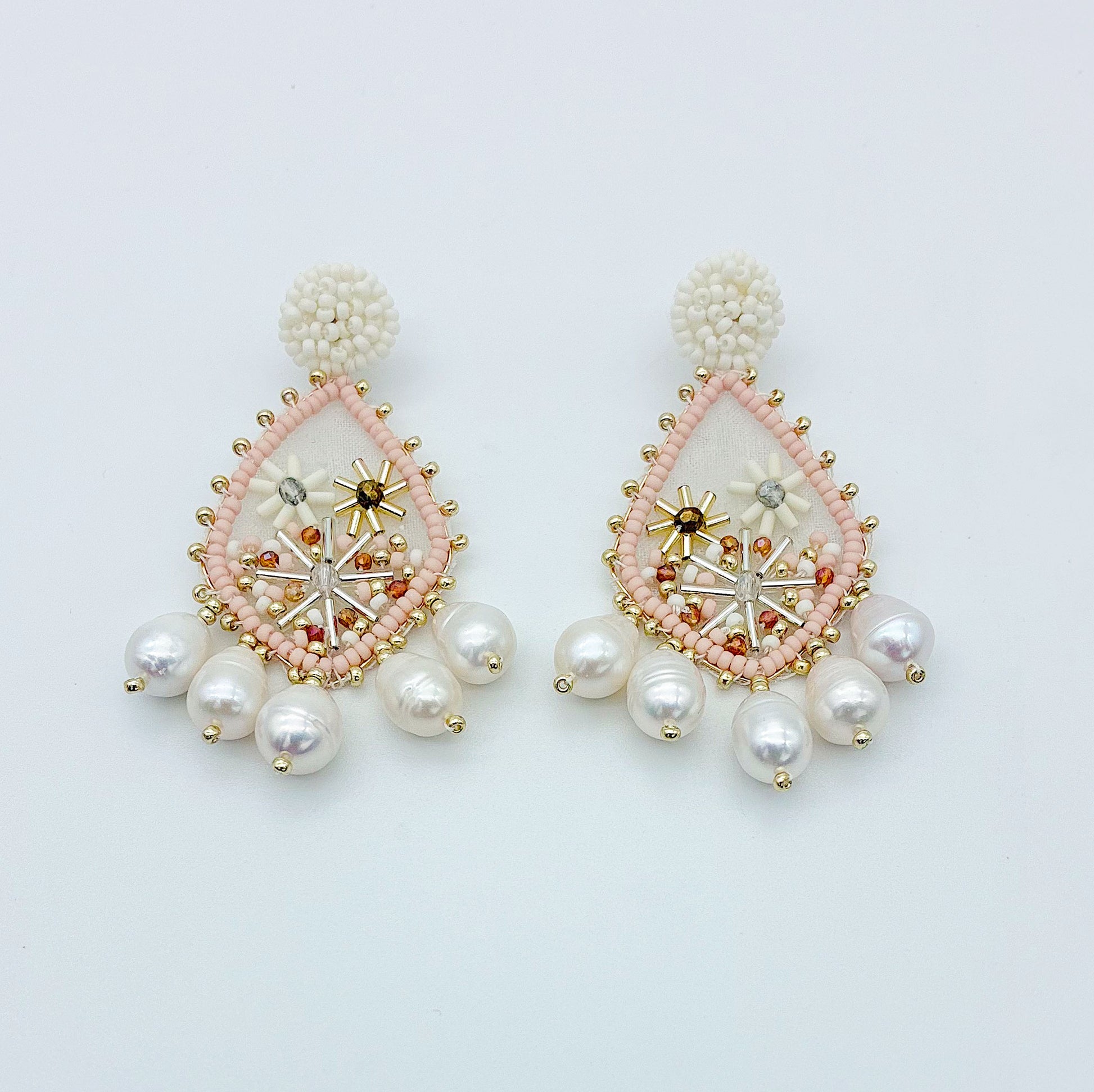 Boucles Aurora — Boucles d'oreilles brodées perles & cristaux — bijou couture artisanal — Vue détail — Les Majestés