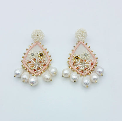 Boucles Aurora — Boucles d'oreilles brodées perles & cristaux — bijou couture artisanal — Vue détail — Les Majestés