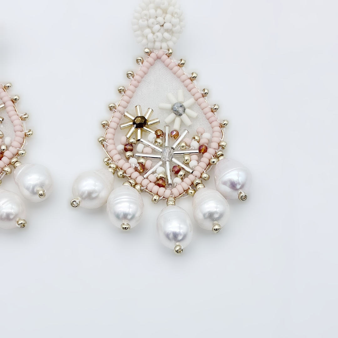 Boucles Aurora — Boucles d'oreilles brodées perles & cristaux — bijou couture artisanal — Vue détail — Les Majestés
