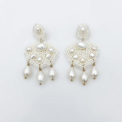 Boucles Colombe— Boucles d'oreilles brodées perles d'eau douce — Bijou Mariage artisanal — Les Majestés