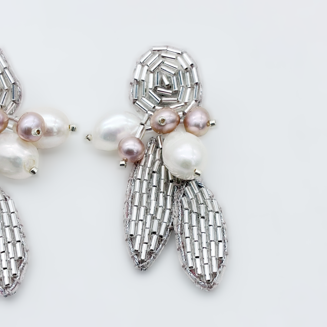 Boucles Chloé— Boucles d'oreilles brodées perles et feuilles argentées — Bijou couture mariage artisanal — Vue détail — Les Majestés
