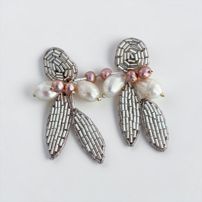 Boucles Chloé— Boucles d'oreilles brodées perles et feuilles argentées — Bijou couture mariage artisanal — Les Majestés