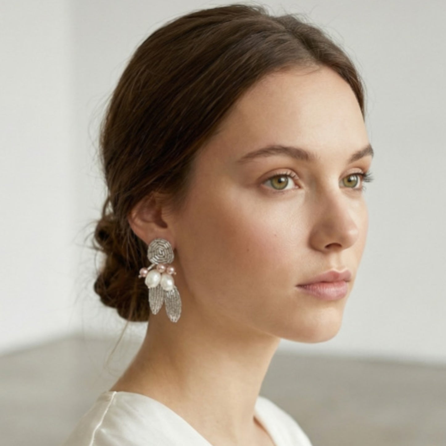 Boucles Chloé— Boucles d'oreilles brodées perles et feuilles argentées — Bijou couture mariage artisanal  — Les Majestés