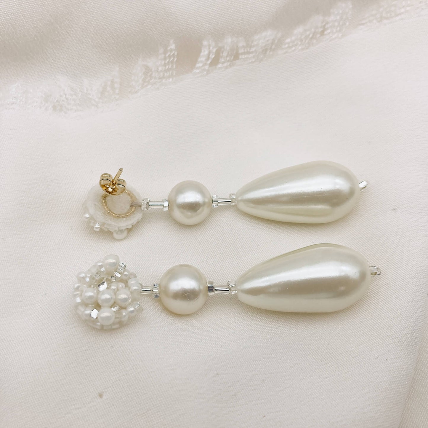 Boucles Claudine — Boucles d'oreilles perles nacrées et broderie de perles — Bijou Mariée Couture artisanal — Les Majestés