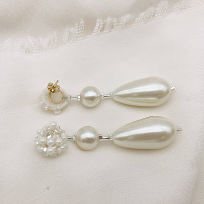 Boucles Claudine — Boucles d'oreilles perles nacrées et broderie de perles — Bijou Mariée Couture artisanal — Les Majestés