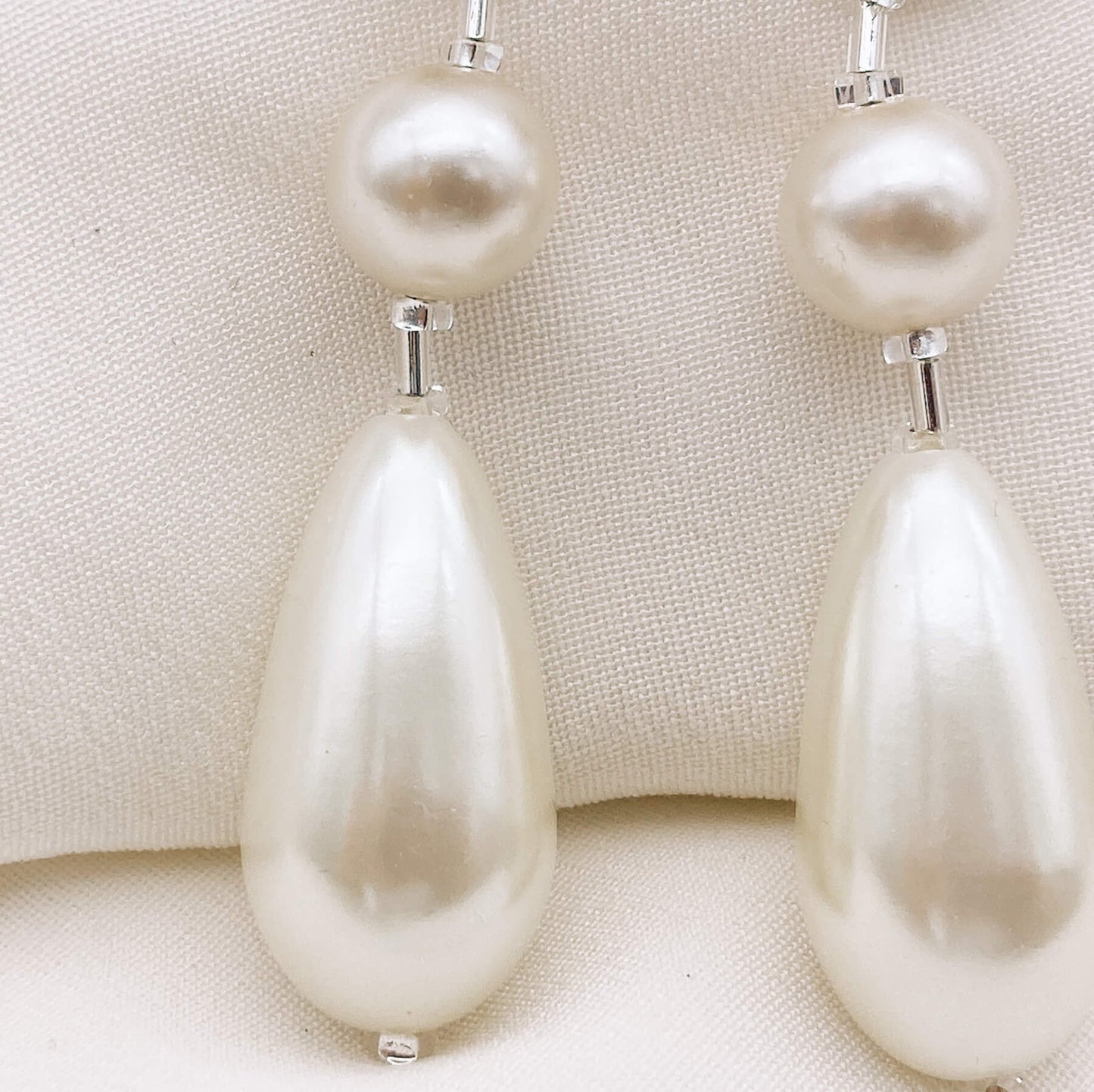 Boucles Claudine — Boucles d'oreilles perles nacrées et broderie de perles — Bijou Mariée Couture artisanal — Vue détail — Les Majestés