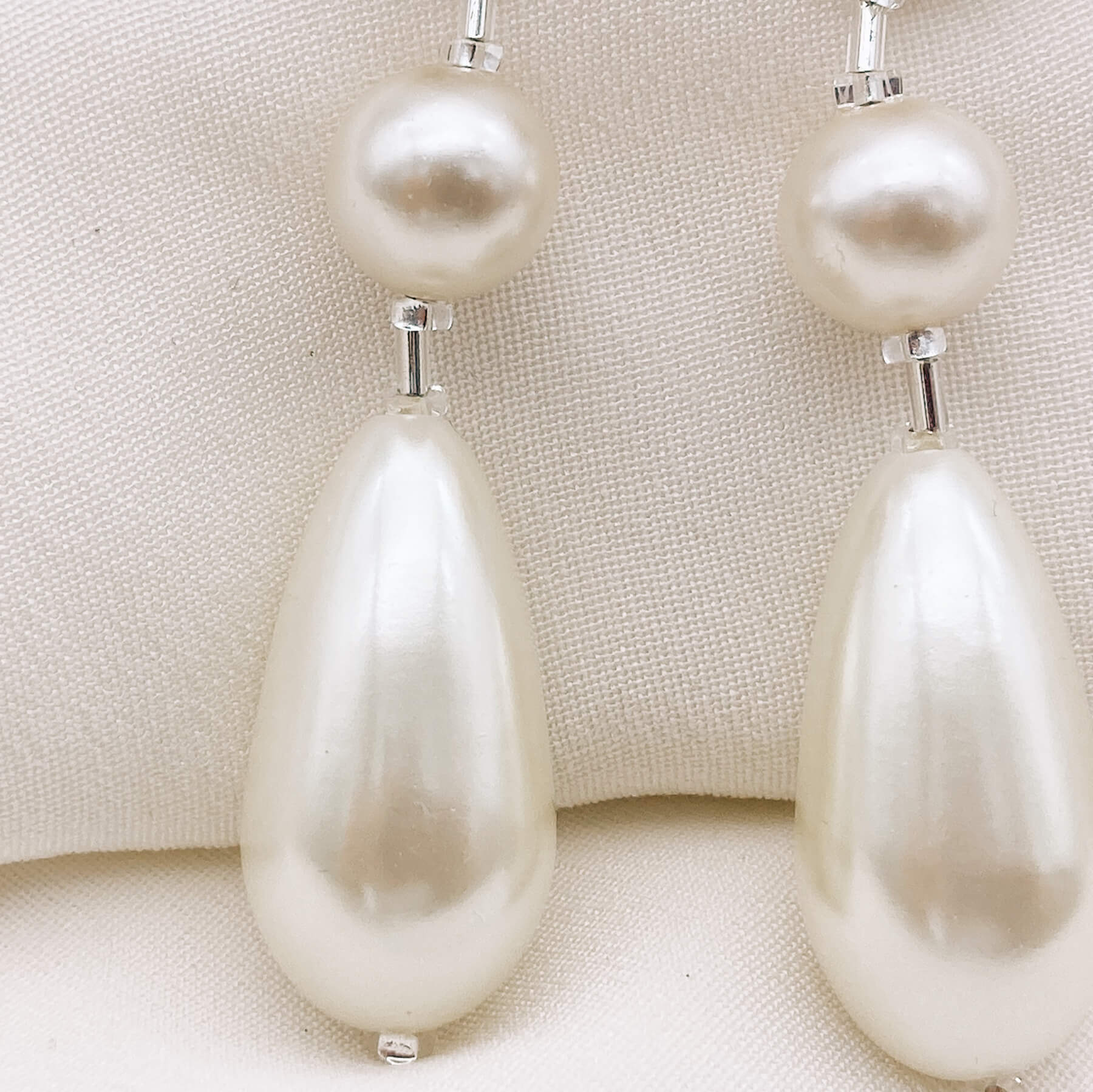 Boucles Claudine — Boucles d'oreilles perles nacrées et broderie de perles — Bijou Mariée Couture artisanal — Vue détail — Les Majestés