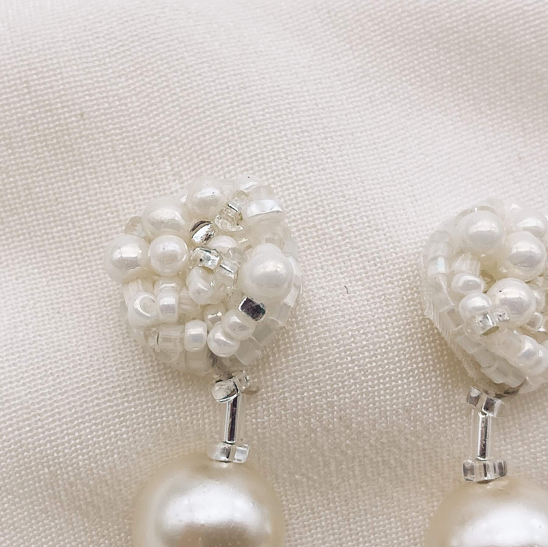 Boucles Claudine — Boucles d'oreilles perles nacrées et broderie de perles — Bijou Mariée Couture artisanal — Vue détail — Les Majestés