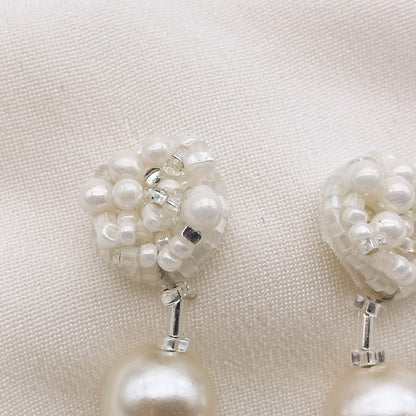 Boucles Claudine — Boucles d'oreilles perles nacrées et broderie de perles — Bijou Mariée Couture artisanal — Vue détail — Les Majestés