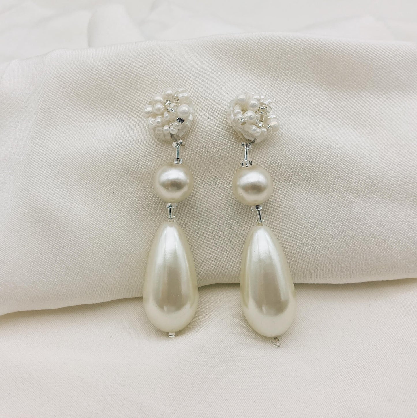 Boucles Claudine — Boucles d'oreilles perles nacrées et broderie de perles — Bijou Mariée Couture artisanal — Les Majestés