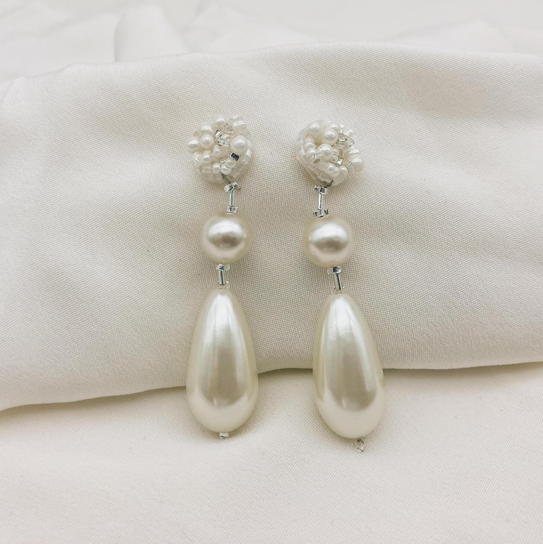 Boucles Claudine — Boucles d'oreilles perles nacrées et broderie de perles — Bijou Mariée Couture artisanal — Les Majestés