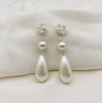 Boucles Claudine — Boucles d'oreilles perles nacrées et broderie de perles — Bijou Mariée Couture artisanal — Les Majestés