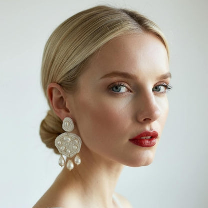 Boucles Colombe— Boucles d'oreilles brodées perles d'eau douce — Bijou Mariage artisanal —  Vue portée — Les Majestés