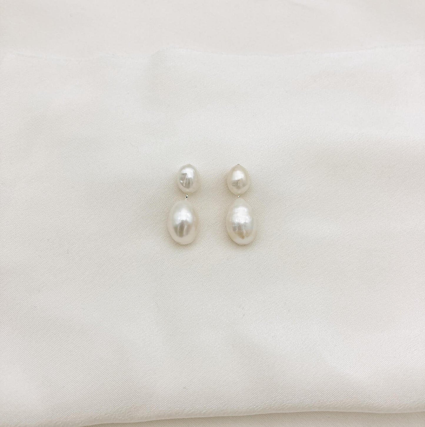 Boucles FWP courtes — Boucles d'oreilles courtes perles d'eau douce — Bijou Mariée Couture artisanal — Les Majestés
