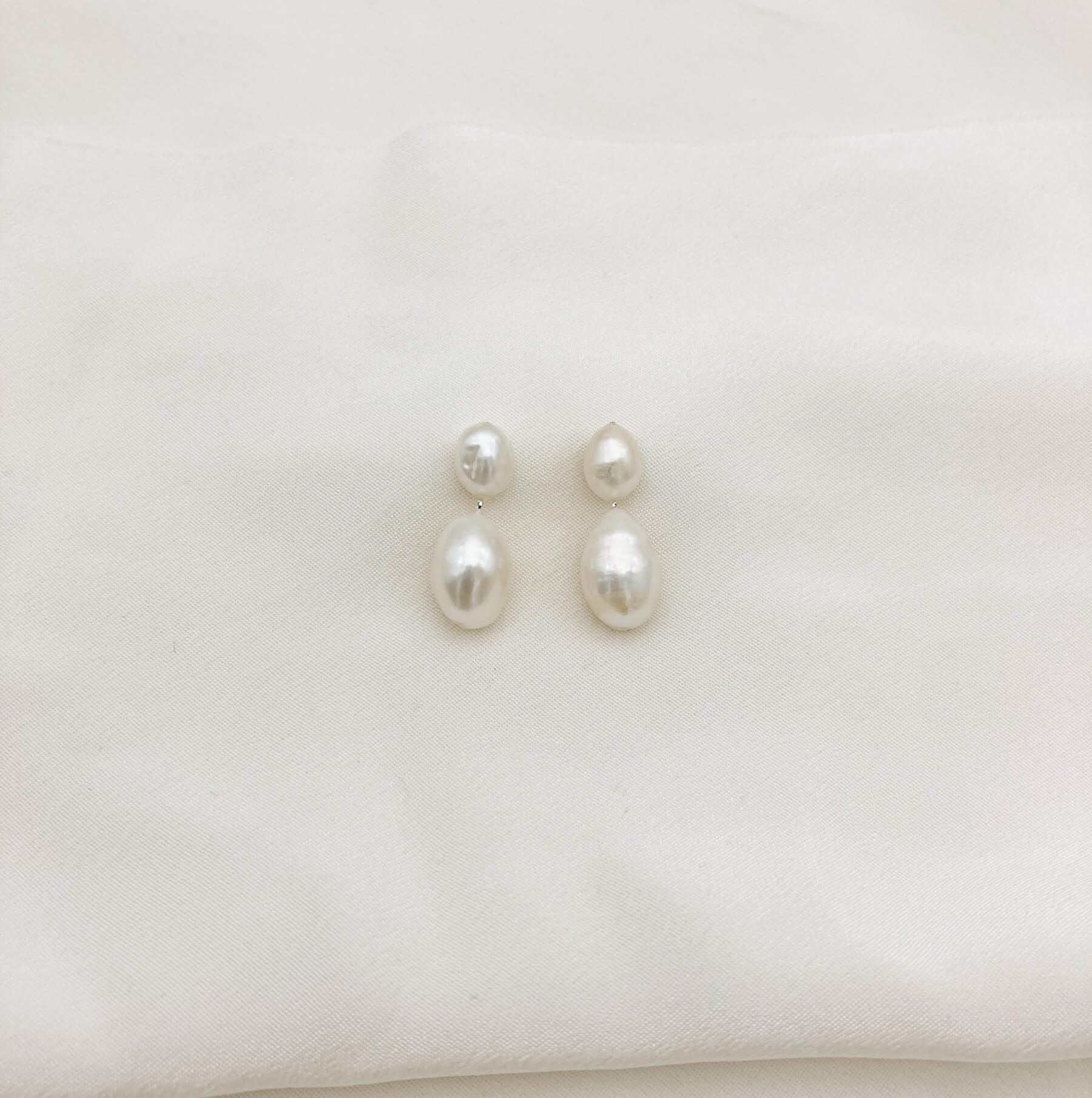 Boucles FWP courtes — Boucles d'oreilles courtes perles d'eau douce — Bijou Mariée Couture artisanal — Les Majestés